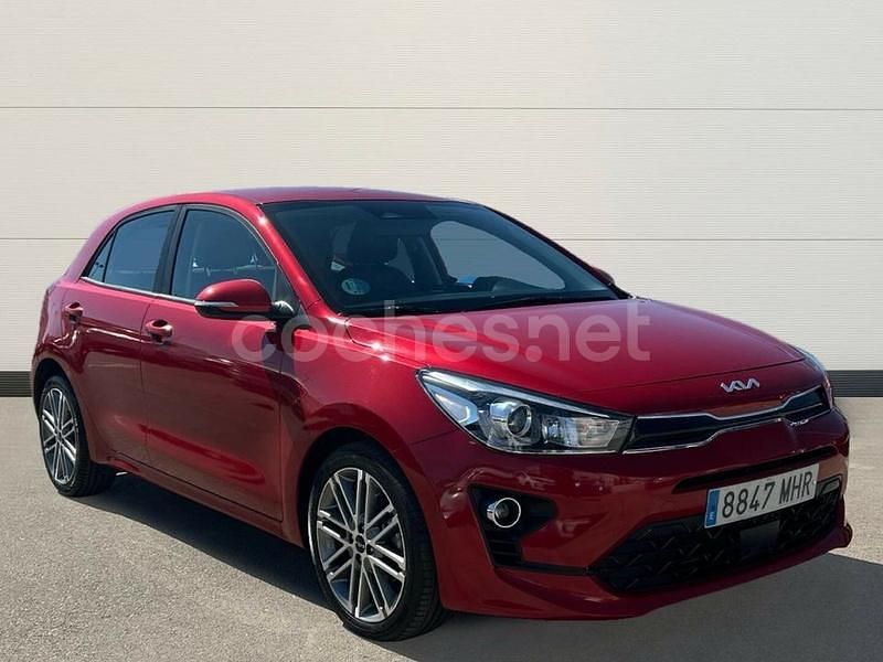 Rojo Usado 2023 Kia Rio Sport Berlina | 19.900 € (Un poco caro) - Imagen 1/4