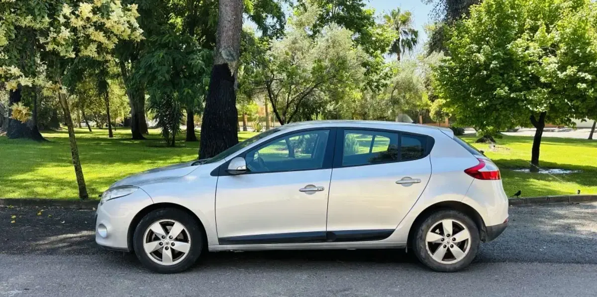 Usado Renault Mégane Dynamique 106 CV (77 kW) 2010 Plateado Utilitario