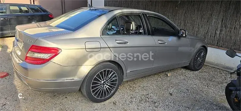 Usado Mercedes C220 Avantgarde 150 CV (110 kW) 2007 Gris / plata Berlina