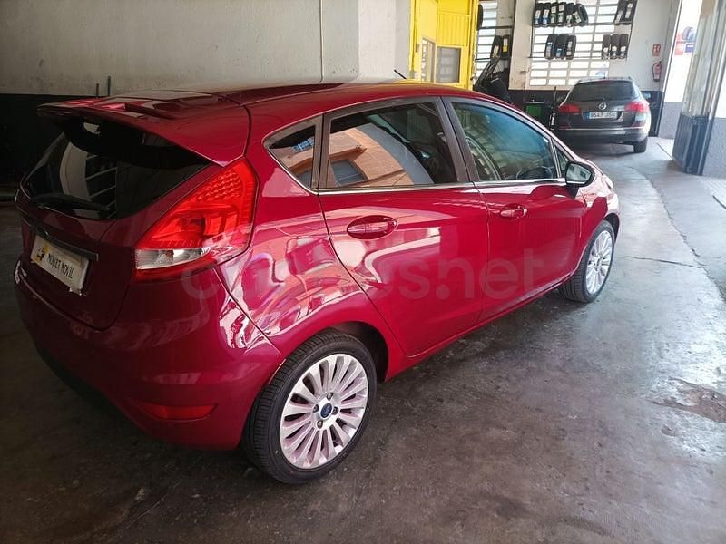 Usado Ford Fiesta Trend 96 CV (70 kW) 2009 Rojo Utilitario