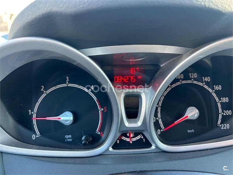 Usado Ford Fiesta Trend 90 CV (66 kW) 2010 Granate Berlina