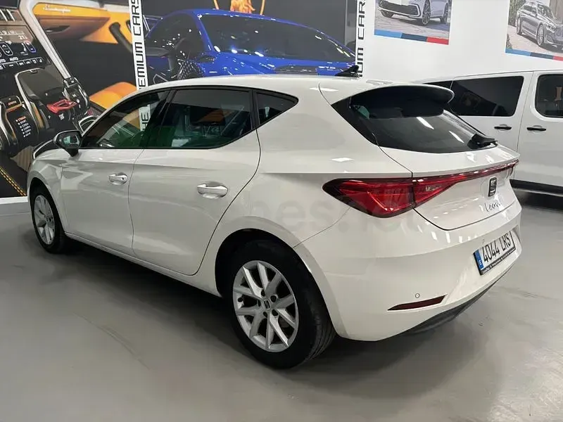 Usado Seat Leon Style 115 CV (84 kW) 2022 Blanco Berlina