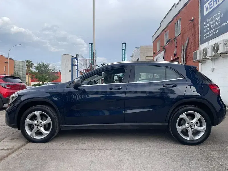 Usado Mercedes GLA180 122 CV (89 kW) 2018 Azul SUV