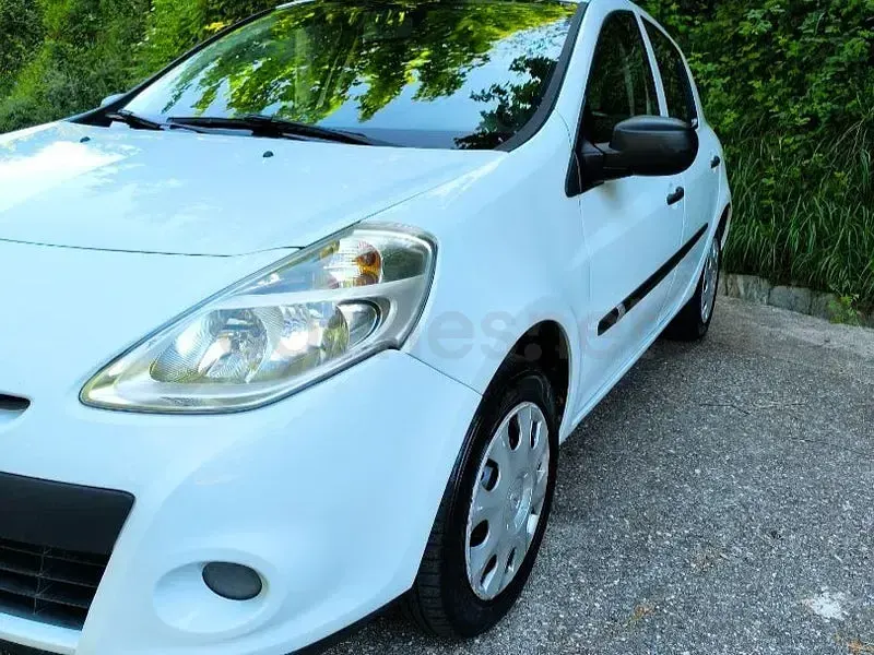 Usado Renault Clio III Collection 75 CV (55 kW) 2014 Blanco Berlina