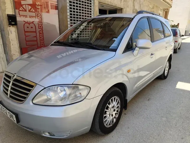 Usado SsangYong Rodius 165 CV (121 kW) 2009 Gris / plata Monovolumen