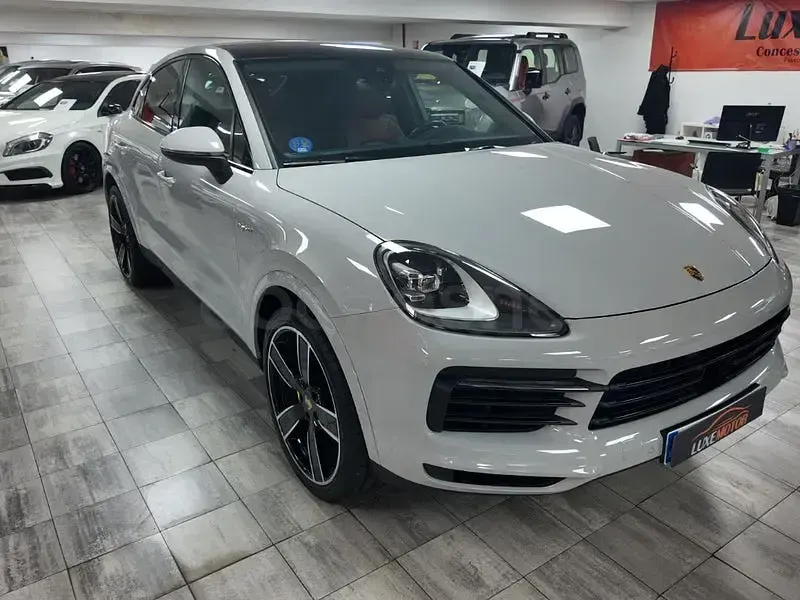 Usado Porsche Cayenne 462 CV (339 kW) 2022 Gris / plata SUV