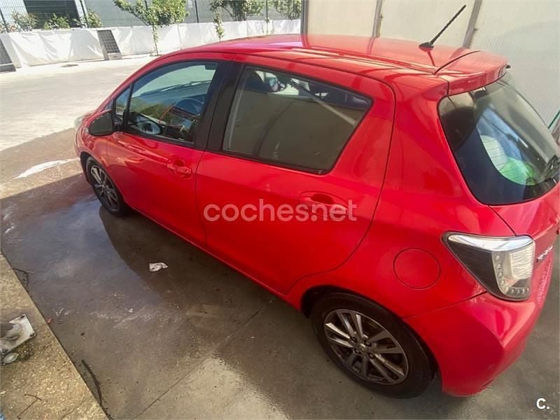 Używany Toyota Yaris Active 90 KM (66 kW) 2013 Czerwony Hatchback