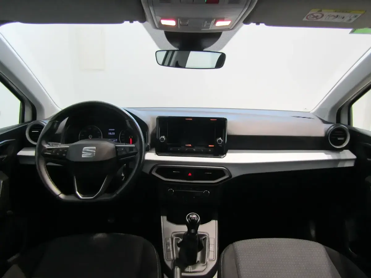 Usado Seat Ibiza Style Plus 110 CV (80 kW) 2022 Blanco Utilitario