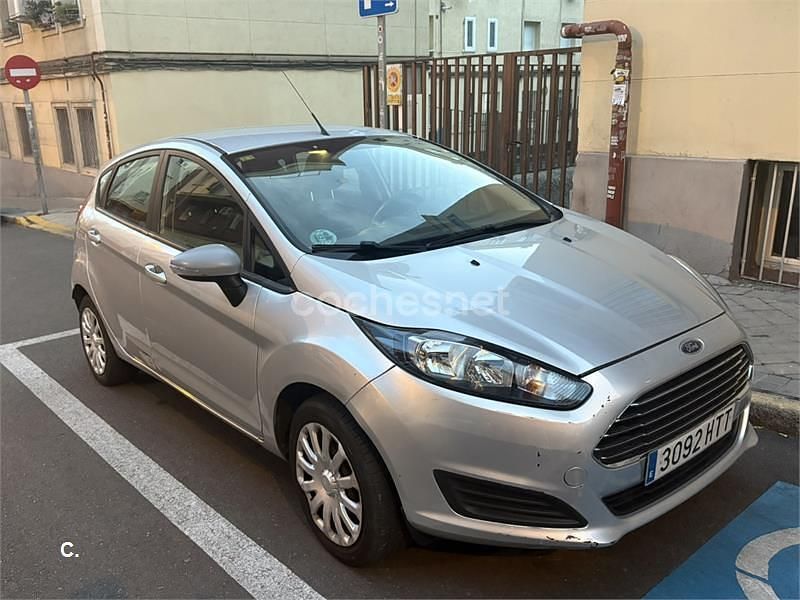 Usado Ford Fiesta Trend 82 CV (60 kW) 2013 Gris / plata Berlina