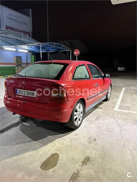 Usado Opel Astra Comfort 100 CV (73 kW) 2001 Rojo Berlina