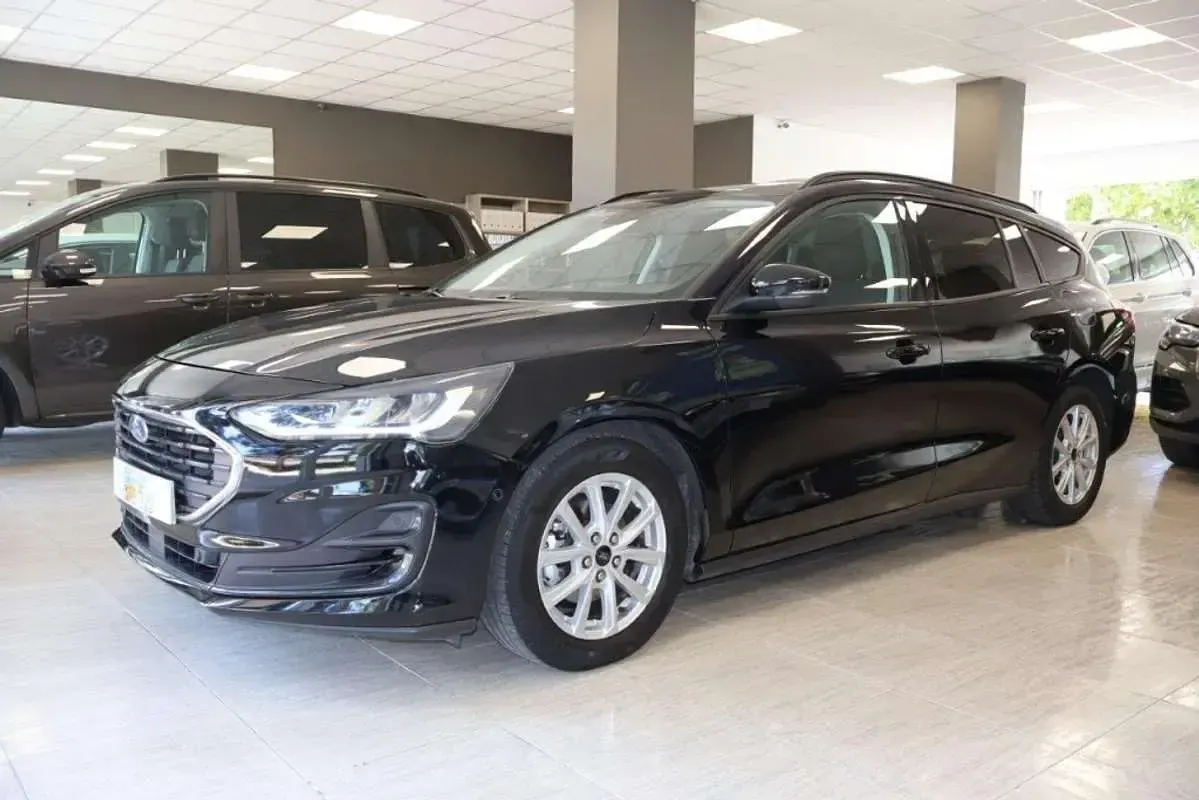 Usado Ford Focus Trend+ 120 CV (88 kW) 2022 Negro Familiar
