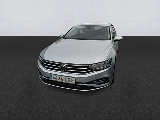Gris Usado 2021 VW Passat Berlina | 20.400 € (Precio justo) - Imagen 1/4