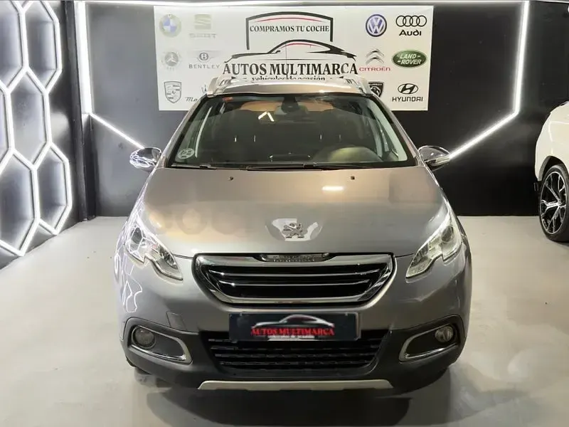 Usado Peugeot 2008 Allure 120 CV (88 kW) 2015 Gris / plata SUV