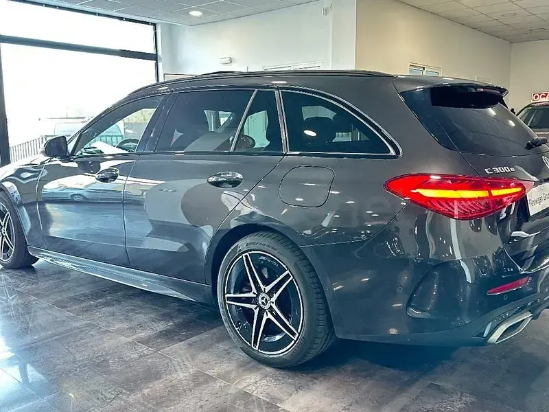 Usado Mercedes C300e 313 CV (230 kW) 2022 Negro Familiar