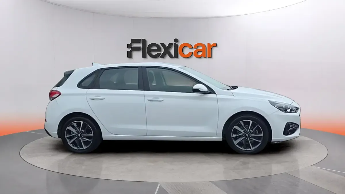 Usado Hyundai i30 110 CV (80 kW) 2021 Blanco Berlina