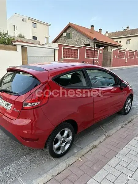 Usado Ford Fiesta Trend 82 CV (60 kW) 2009 Rojo Berlina