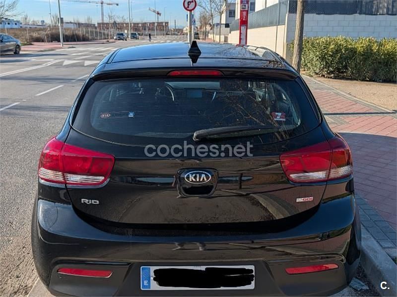 Usado Kia Rio 100 CV (73 kW) 2019 Negro Berlina