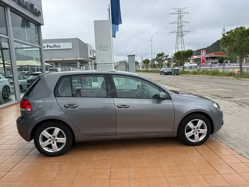 Usado VW Golf VII 90 CV (66 kW) 2012 Gris / plata Berlina