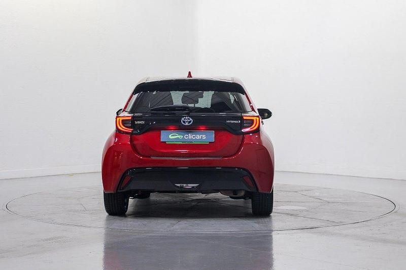 Usado Toyota Yaris Hybrid Style 116 CV (85 kW) 2022 Rojo Berlina