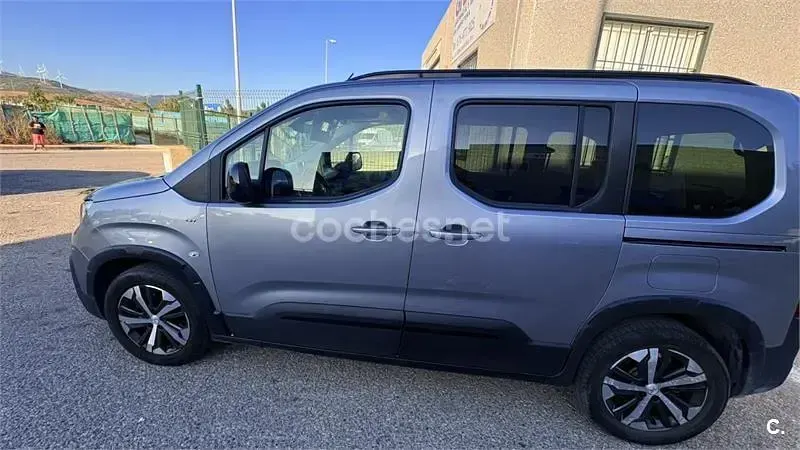 Usado Peugeot Rifter GT 130 CV (95 kW) 2023 Gris / plata Monovolumen