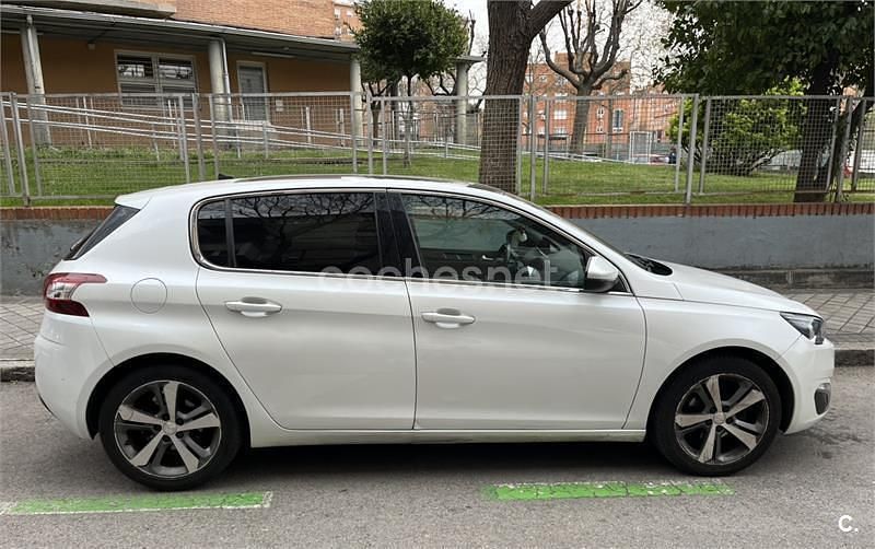 Usado Peugeot 308 Allure 125 CV (91 kW) 2013 Blanco Berlina