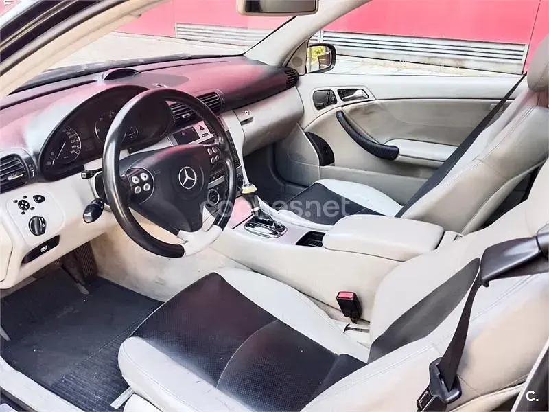 Usado Mercedes C220 143 CV (105 kW) 2004 Negro Berlina