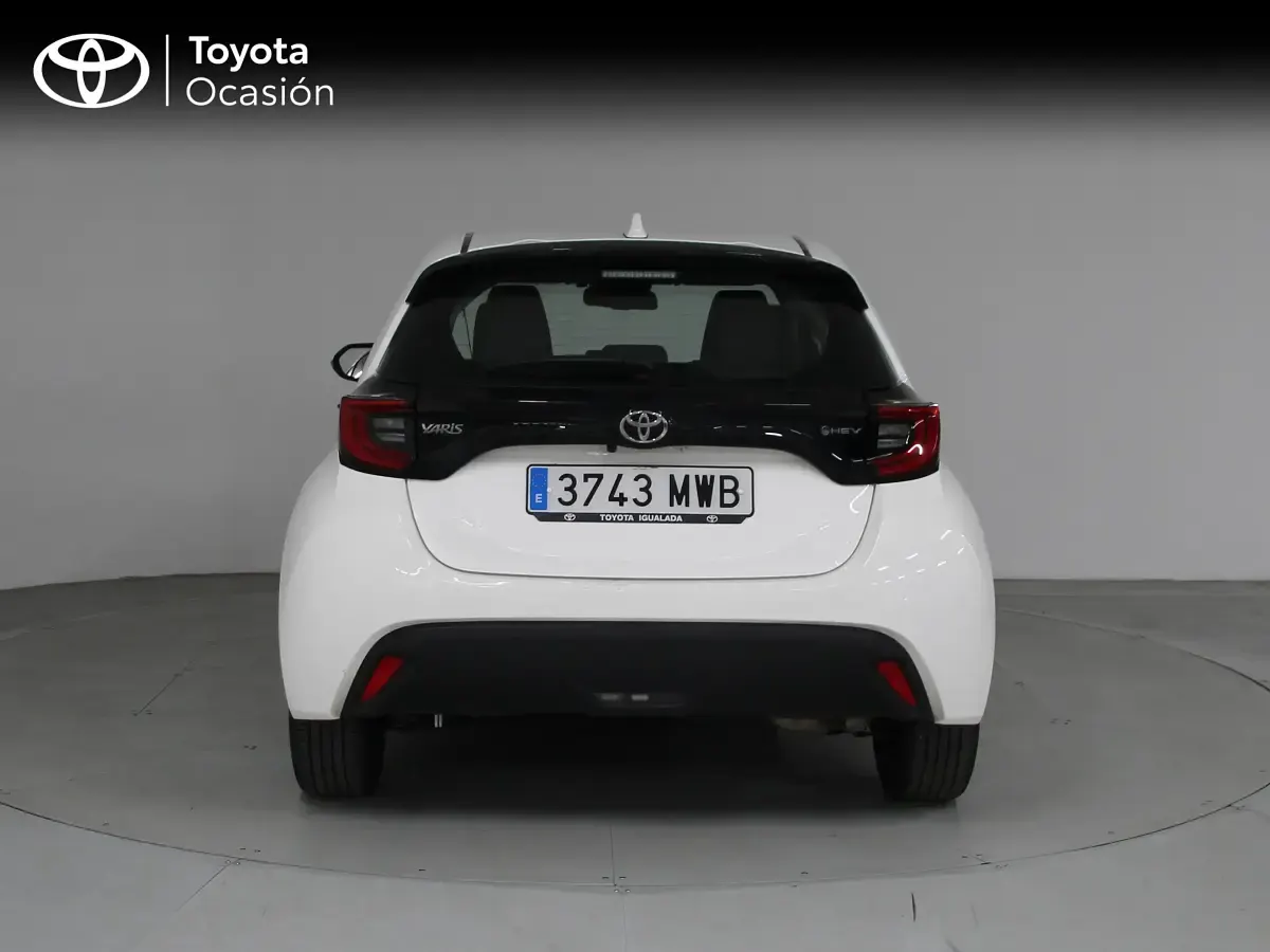 Usado Toyota Yaris Hybrid Active 116 CV (85 kW) 2024 Blanco Berlina