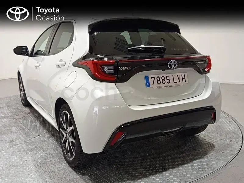 Käytetty Toyota Yaris Hybrid Style 116 HP (85 kW) 2021 Valkoinen Sedan