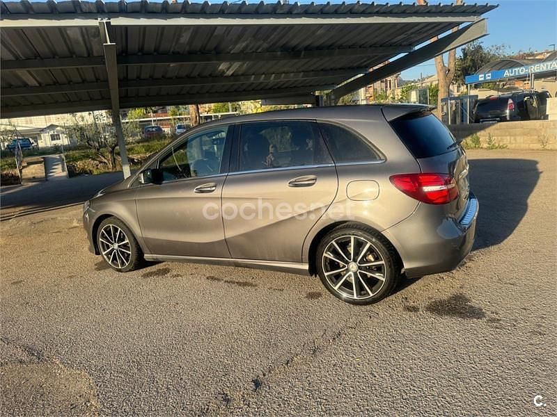 Usado Mercedes B180 109 CV (80 kW) 2017 Gris / plata Monovolumen