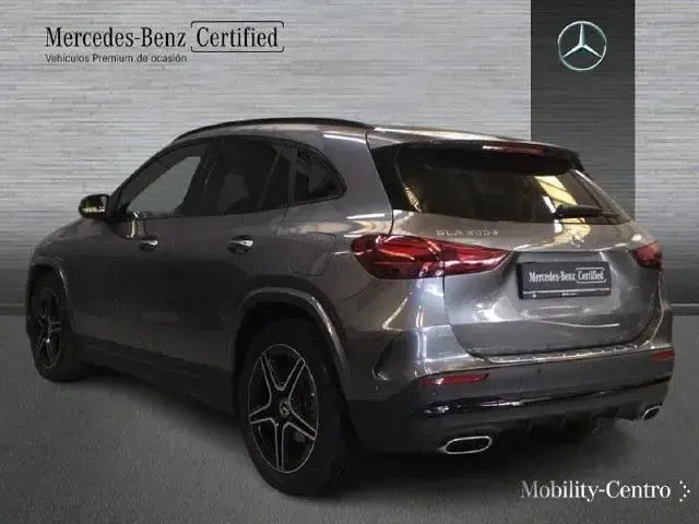 Usado Mercedes GLA200 150 CV (110 kW) 2024 Gris montaña SUV