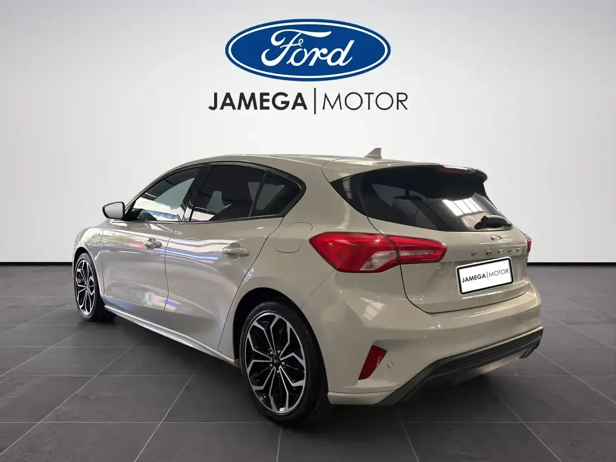Usado Ford Focus ST-Line X 125 HP (91 kW) 2021 Branco Sedan