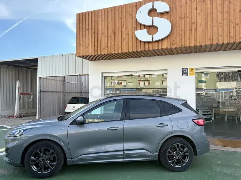 Usado Ford Kuga ST-Line 150 CV (110 kW) 2022 Gris / plata SUV