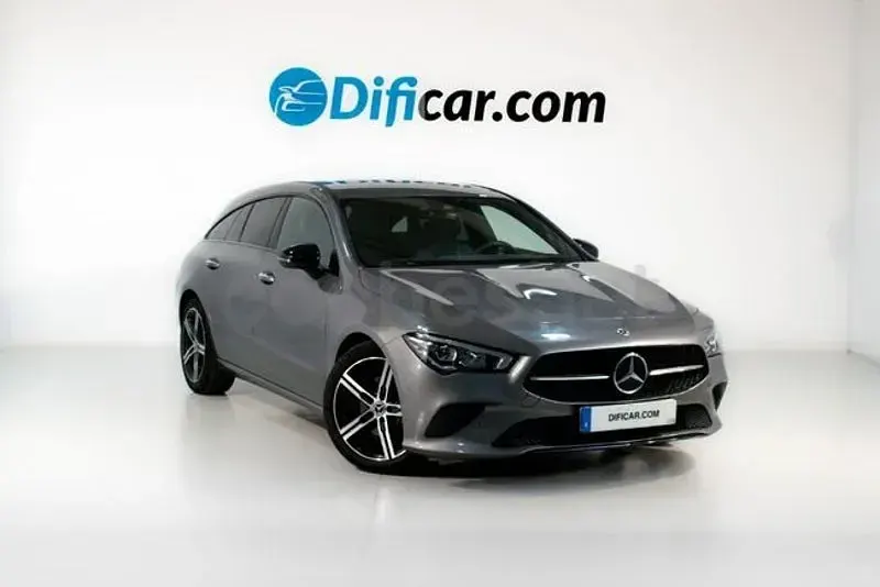 Usado Mercedes CLA200 163 CV (119 kW) 2023 Gris / plata Berlina