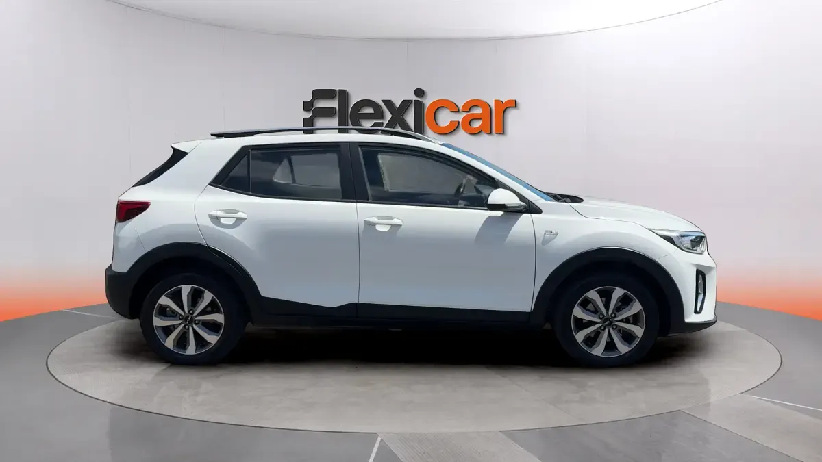Usado Kia Stonic 84 CV (61 kW) 2023 Blanco SUV