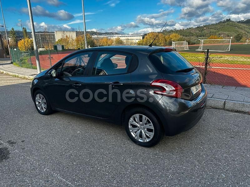 Usado Peugeot 208 Access 68 CV (50 kW) 2014 Negro Utilitario