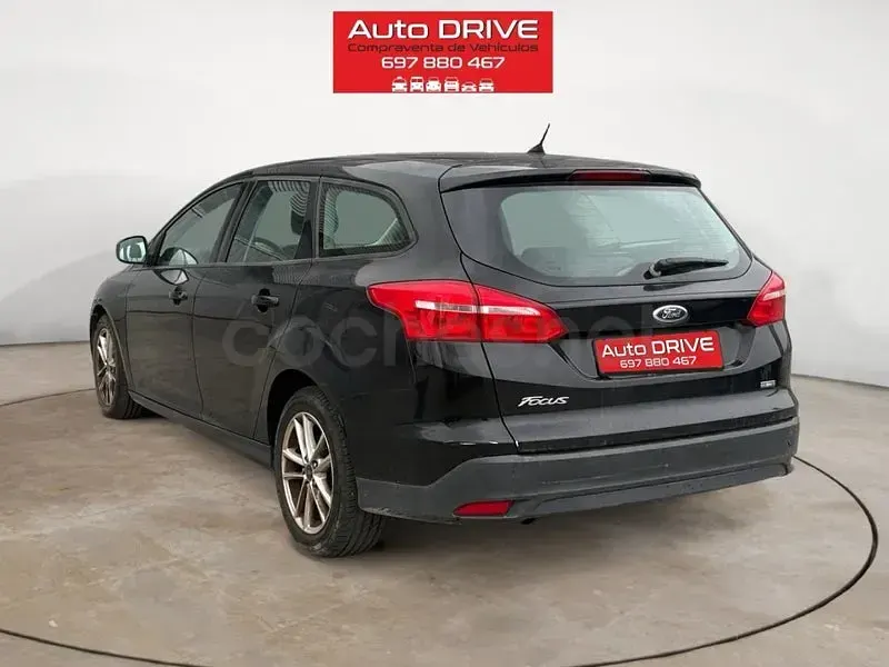Usado Ford Focus Trend 125 CV (91 kW) 2017 Negro Familiar
