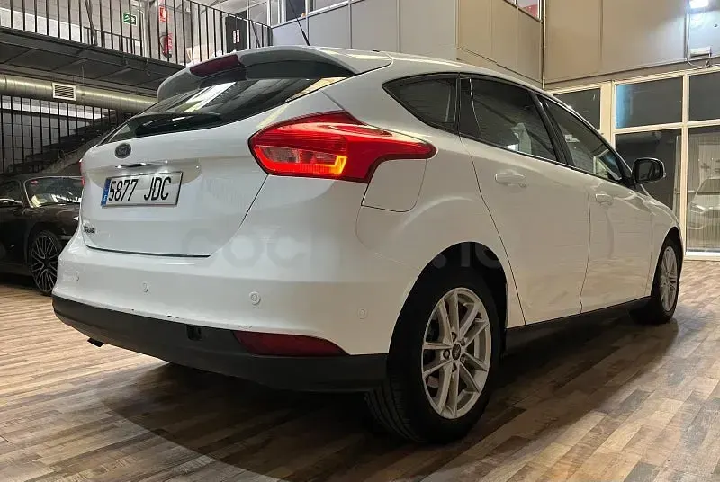 Usado Ford Focus Trend 115 CV (84 kW) 2015 Blanco Berlina