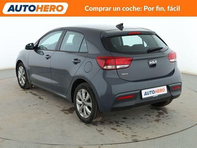 Usado Kia Rio 84 CV (61 kW) 2023 Gris Berlina