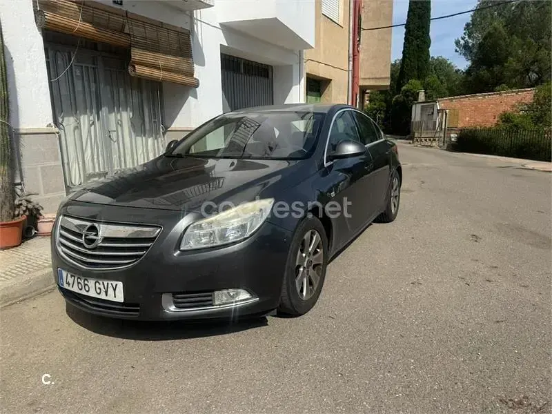 Usado Opel Insignia Cosmo 130 CV (95 kW) 2010 Gris / plata Berlina