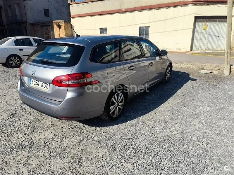 Usado Peugeot 308 SW Style 100 CV (73 kW) 2018 Gris / plata Familiar