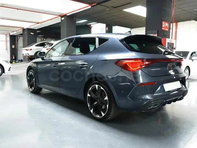 Usado Cupra Leon 150 CV (110 kW) 2023 Gris / plata Berlina