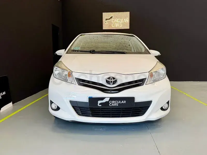 Usado Toyota Yaris Active 69 CV (50 kW) 2013 Blanco Utilitario