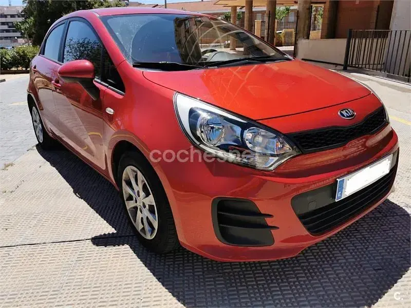 Usado Kia Rio 84 CV (61 kW) 2016 Rojo Utilitario