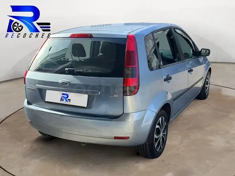Usado Ford Fiesta Trend 90 CV (66 kW) 2004 Azul Utilitario