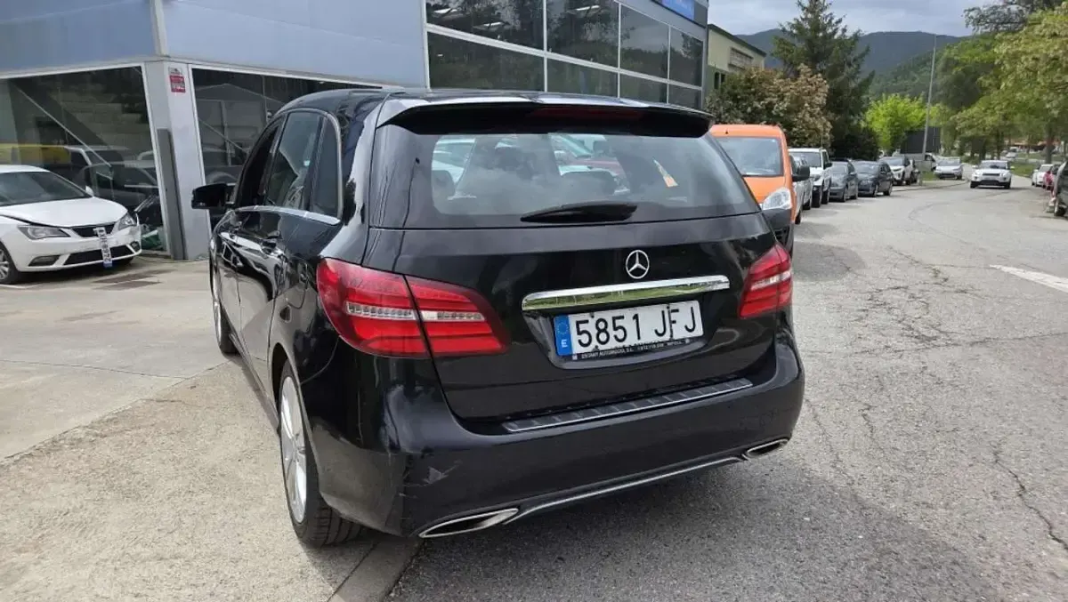 Usado Mercedes B180 109 CV (80 kW) 2015 Negro Monovolumen