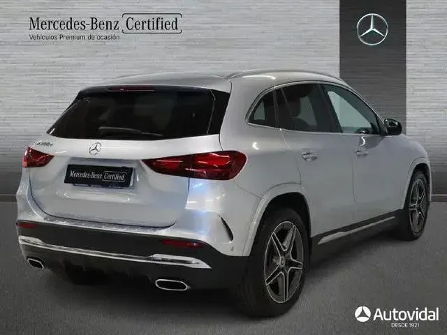 Usado Mercedes GLA200 150 CV (110 kW) 2025 Plata hightech SUV