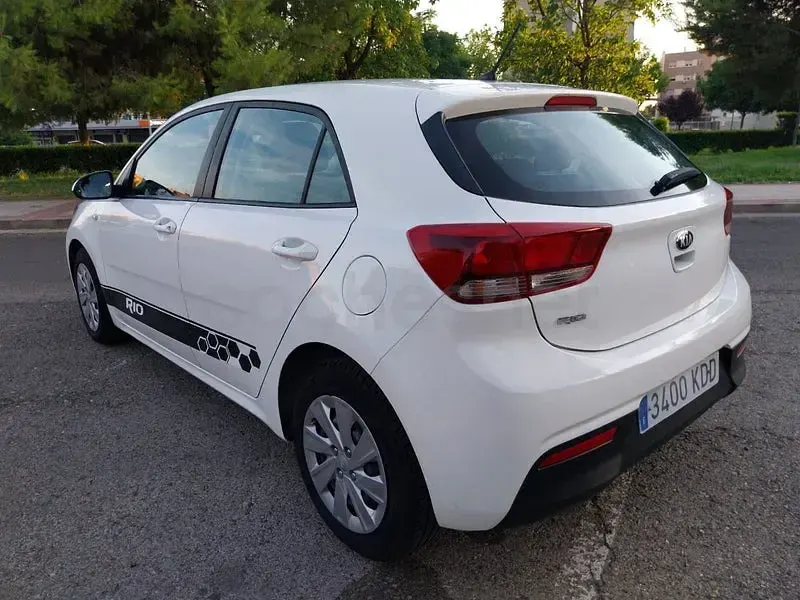 Usado Kia Rio 84 CV (61 kW) 2017 Blanco Berlina