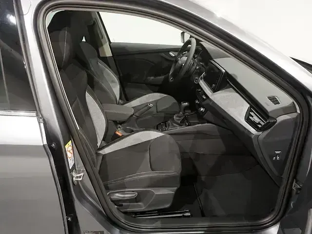 Usado Skoda Scala Selection 116 CV (85 kW) 2025 Gris Utilitario