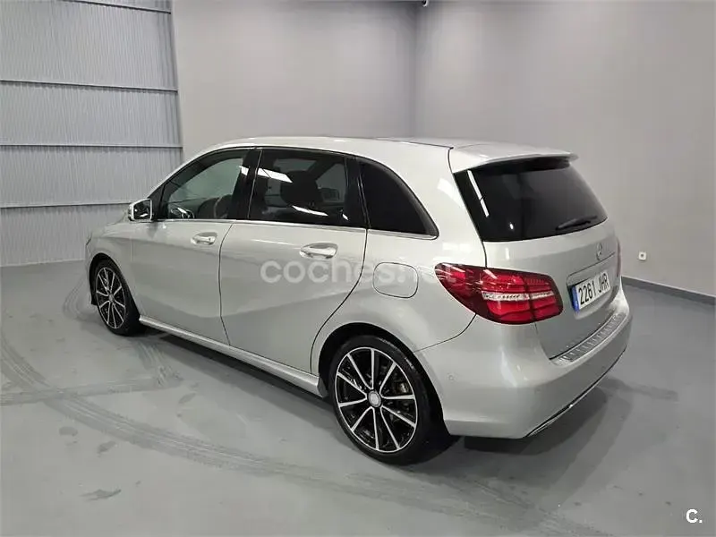 Usado Mercedes B180 Urban 109 CV (80 kW) 2015 Gris / plata Utilitario