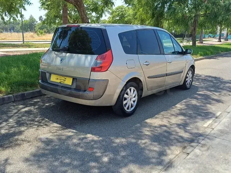 Usado Renault Scénic II Dynamique 85 CV (62 kW) 2007 Beige Monovolumen